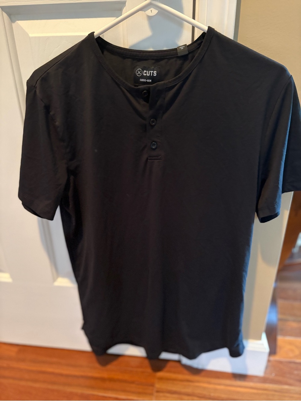 Cuts Clothing AO Men’s Black Henley w/curved hem - LG